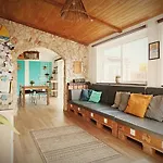 International Surf School & Camp Πανσιόν *