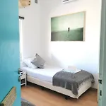 International Surf School & Camp Πανσιόν *