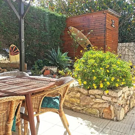 International Surf School & Camp بيت ضيافة